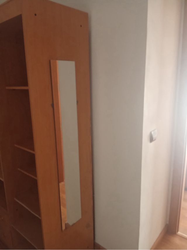 Armario de madera color beige/marrón