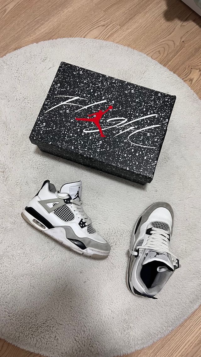 Zapatillas Jordan 4 Grises y Blancas
