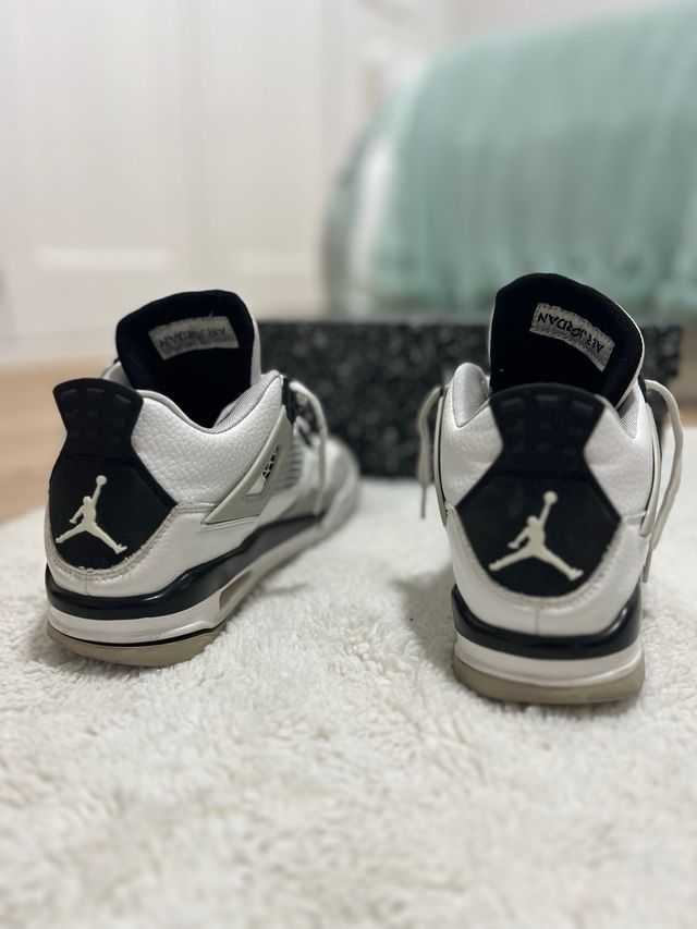 Zapatillas Jordan 4 Grises y Blancas
