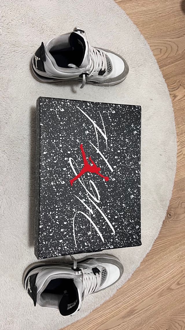 Zapatillas Jordan 4 Grises y Blancas