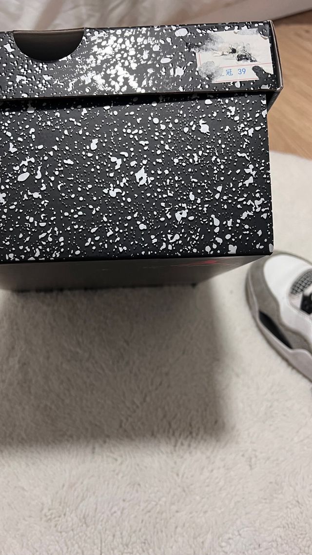 Zapatillas Jordan 4 Grises y Blancas