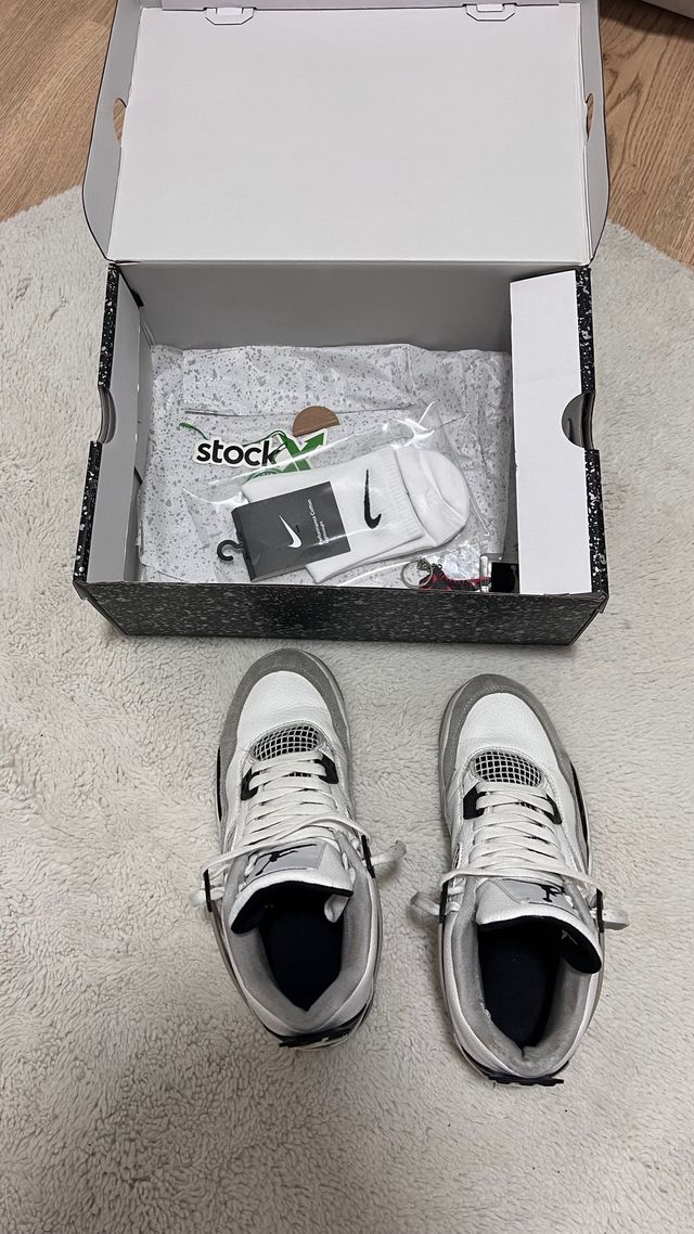 Zapatillas Jordan 4 Grises y Blancas