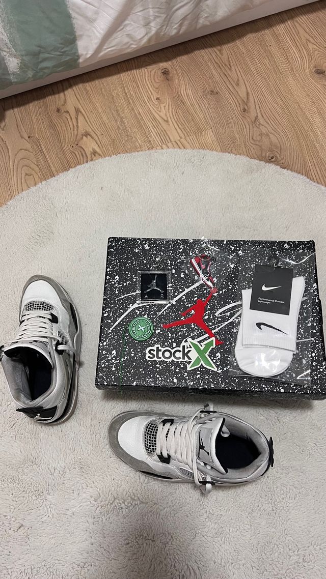Zapatillas Jordan 4 Grises y Blancas