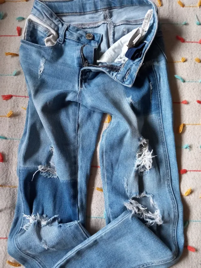 Vaqueros niña rotos desgastados