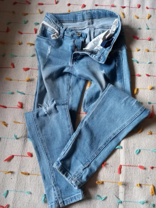 Vaqueros niña rotos desgastados