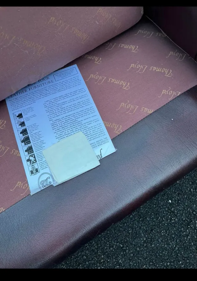 Sofá, butaca y puff de cuero Thomas Lloyd