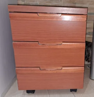 Mesilla auxiliar de madera con ruedas