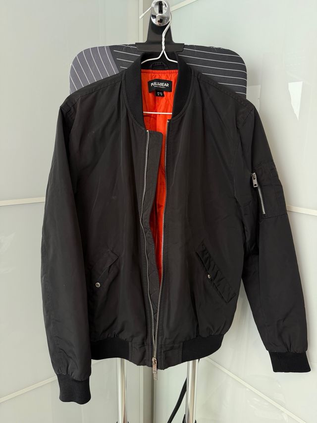 Chaqueta bomber Pull&Bear negra talla S