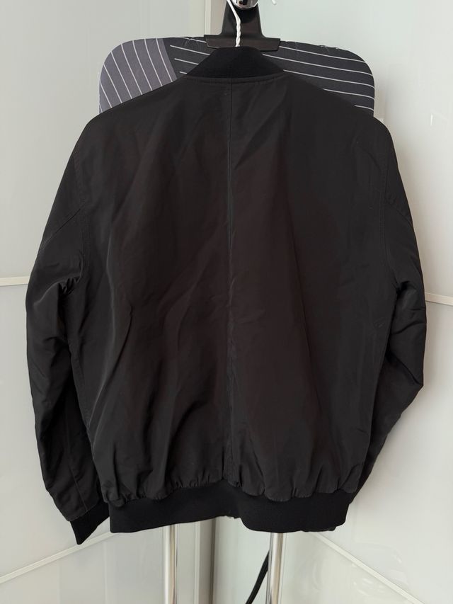 Chaqueta bomber Pull&Bear negra talla S