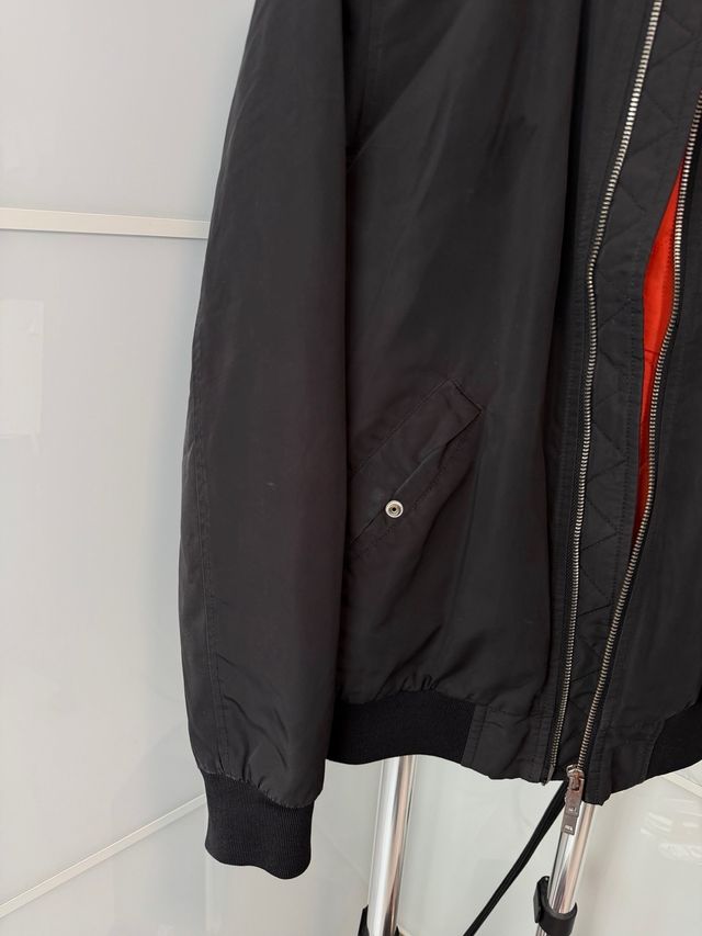 Chaqueta bomber Pull&Bear negra talla S