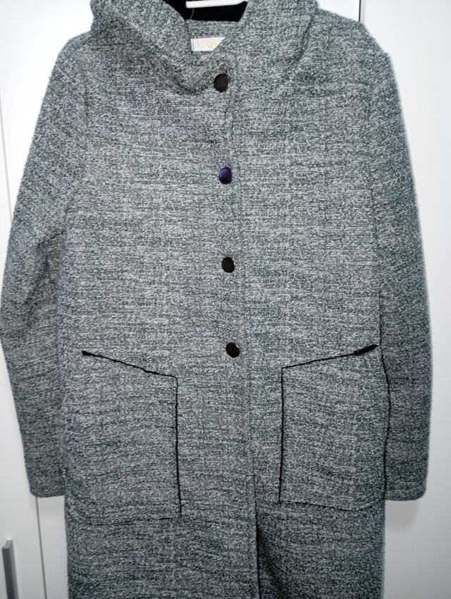 Abrigo gris y verde con capucha