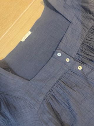 Blusa azul escote cuadrado