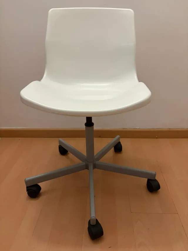 Silla de oficina blanca regulable