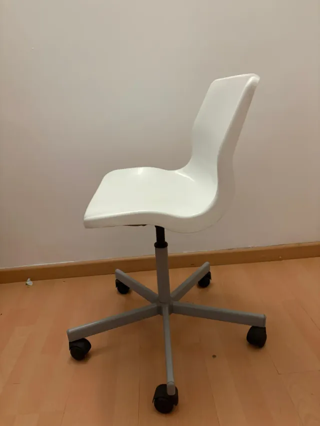 Silla de oficina blanca regulable