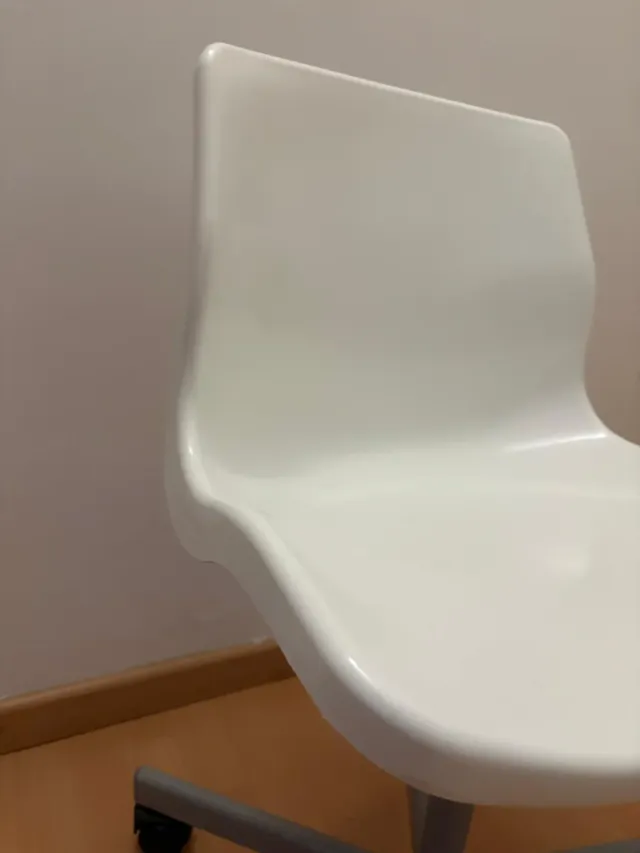 Silla de oficina blanca regulable