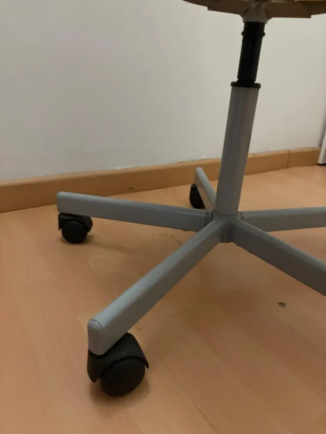 Silla de oficina blanca regulable