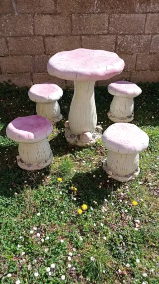 Tavolo e 4 sgabelli a forma di fungo in pietra