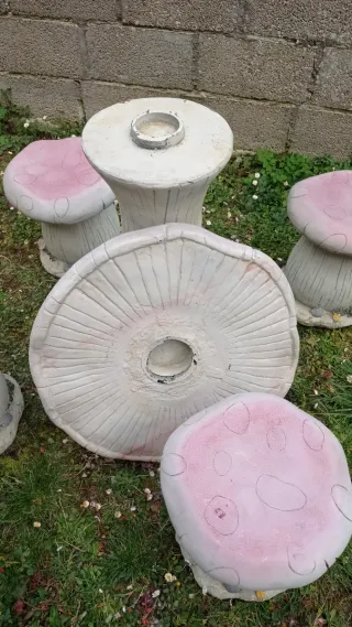 Tavolo e 4 sgabelli a forma di fungo in pietra