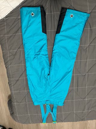 Pantaloni da neve blu e neri