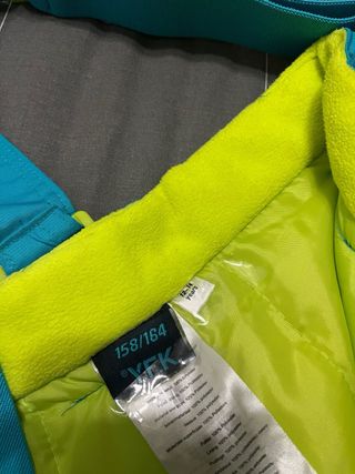 Pantaloni da neve blu e neri