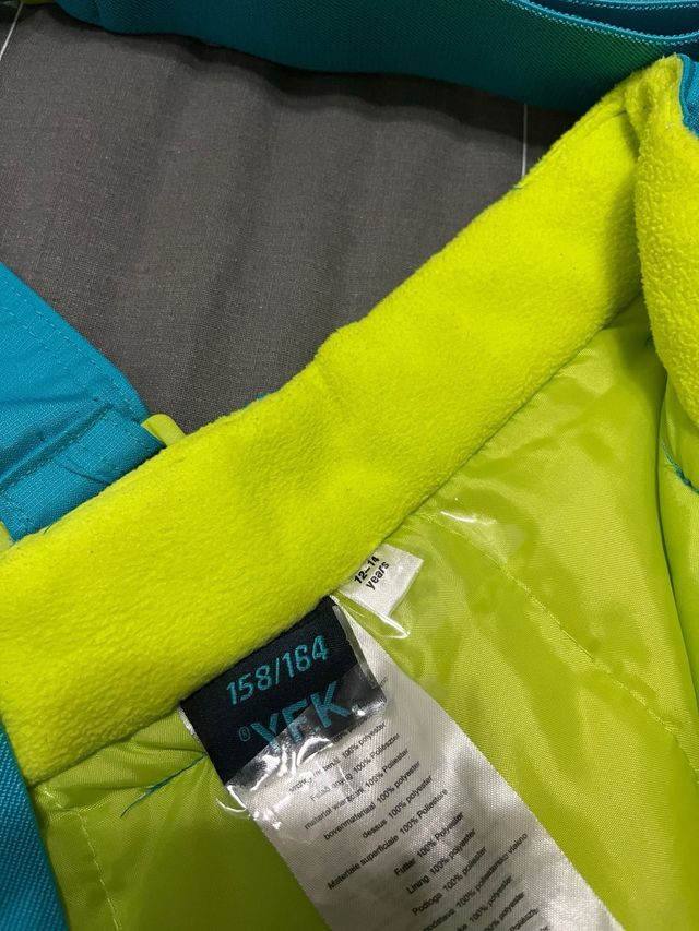 Pantaloni da neve blu e neri