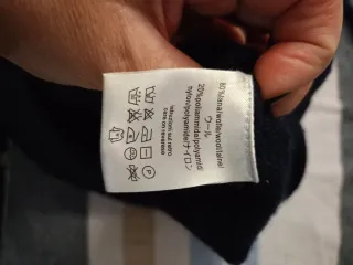 Maglione Uomo Blu con Dettagli Rossi