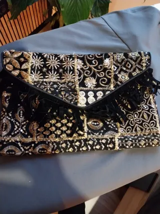 Cartera de fiesta bordada negra y dorada