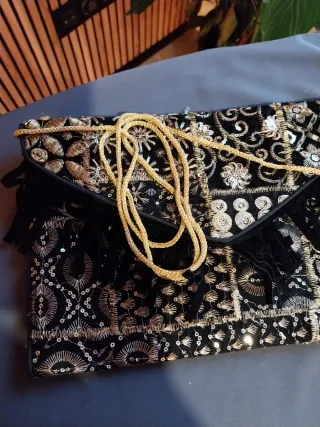 Cartera de fiesta bordada negra y dorada