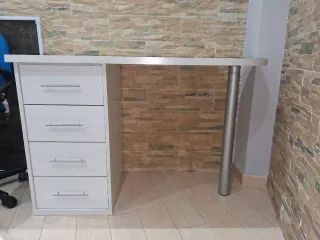 Escritorio moderno blanco y metal