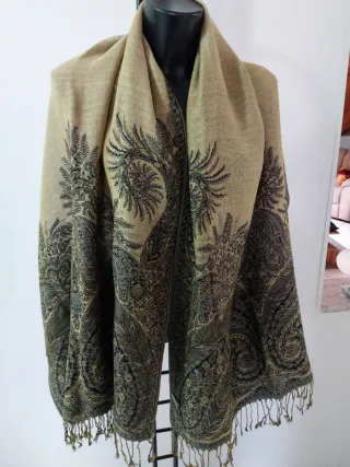 Pashmina beige e nera con fantasia