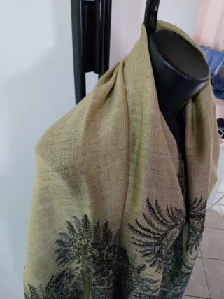 Pashmina beige e nera con fantasia