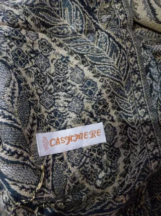 Pashmina beige e nera con fantasia