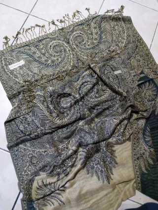 Pashmina beige e nera con fantasia