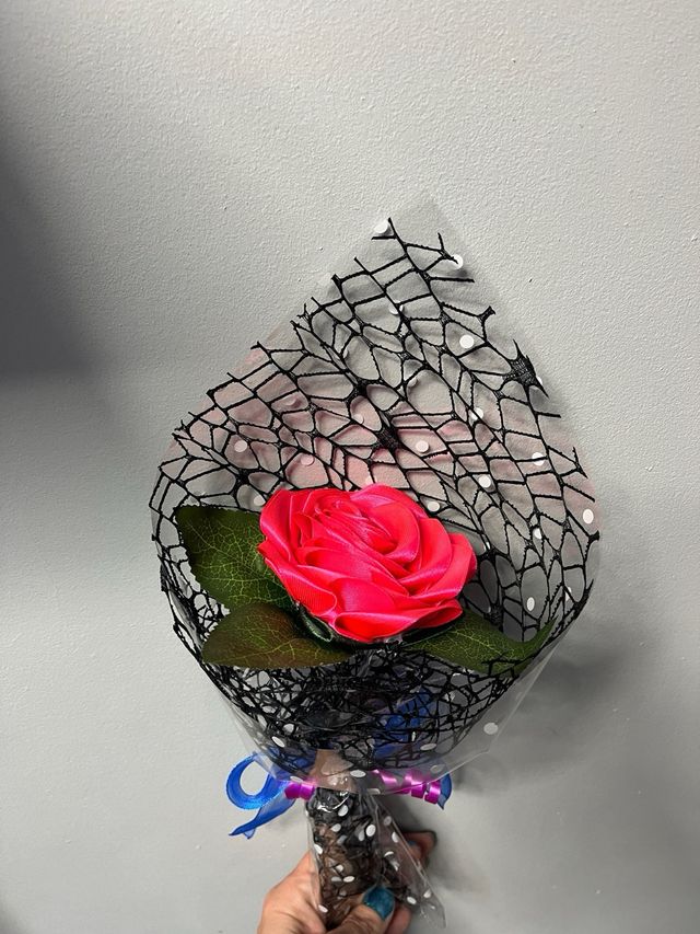 Rosa eterna hecha a mano