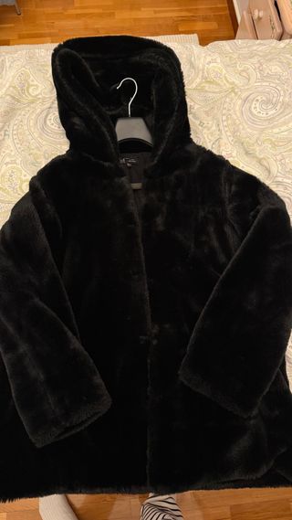 Abrigo pelo sintético con capucha