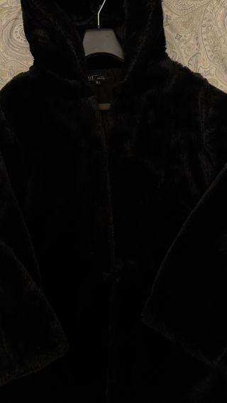 Abrigo pelo sintético con capucha