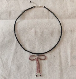 Collana perline fiocco pendente