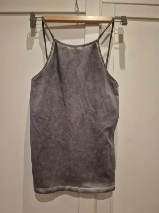 Top gris jaspeado tirantes.