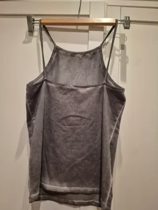 Top gris jaspeado tirantes.