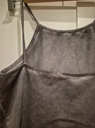 Top gris jaspeado tirantes.