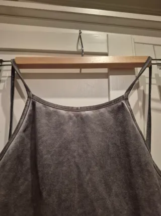 Top gris jaspeado tirantes.