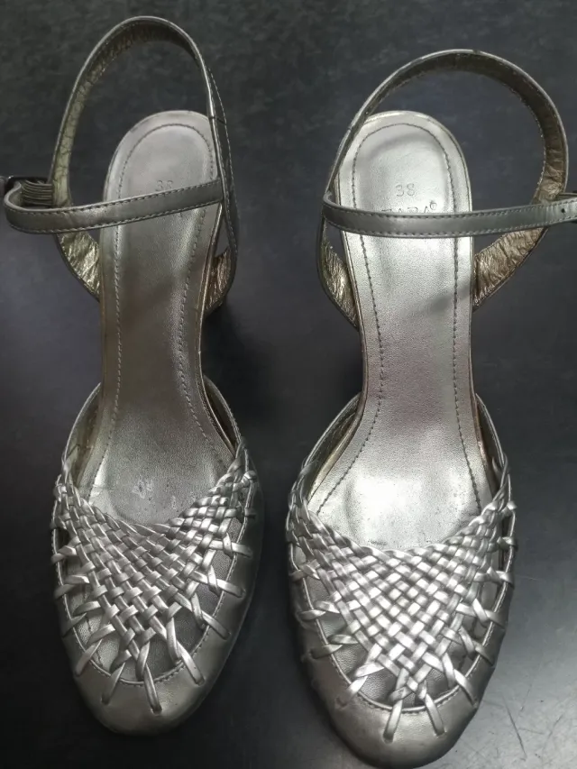 Zapatos de salón plateados talla 38