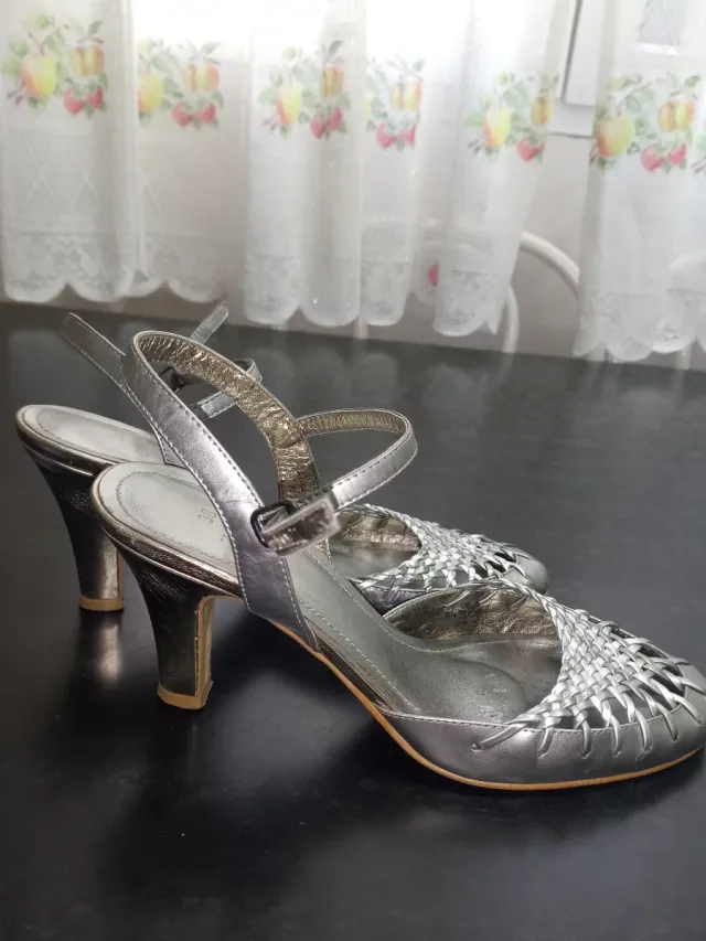 Zapatos de salón plateados talla 38