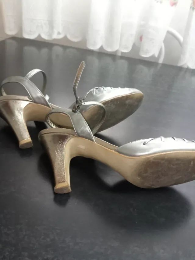 Zapatos de salón plateados talla 38