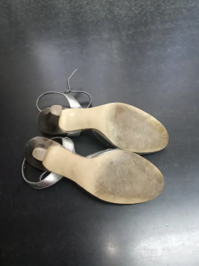 Zapatos de salón plateados talla 38
