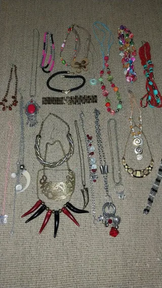 Collares y pulseras variados