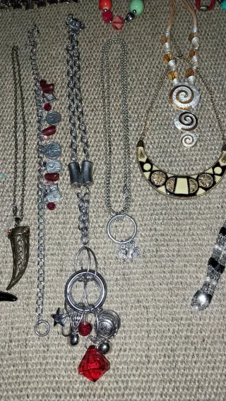 Collares y pulseras variados