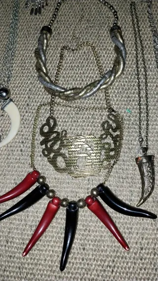 Collares y pulseras variados