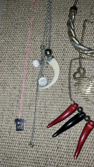 Collares y pulseras variados