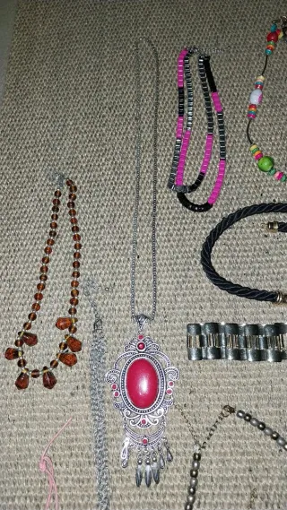 Collares y pulseras variados